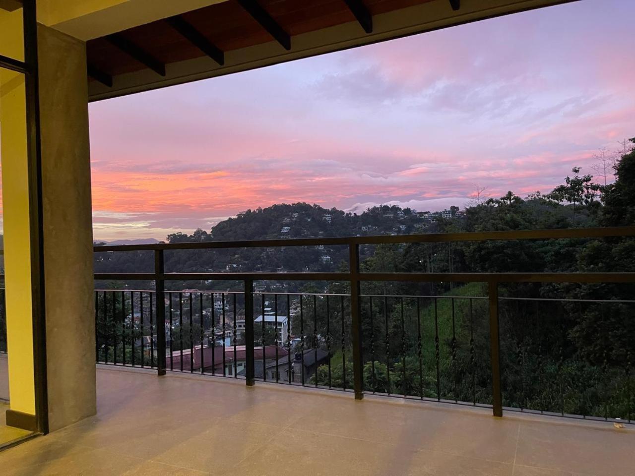 Lush Breeze Hotel Kandy Bagian luar foto