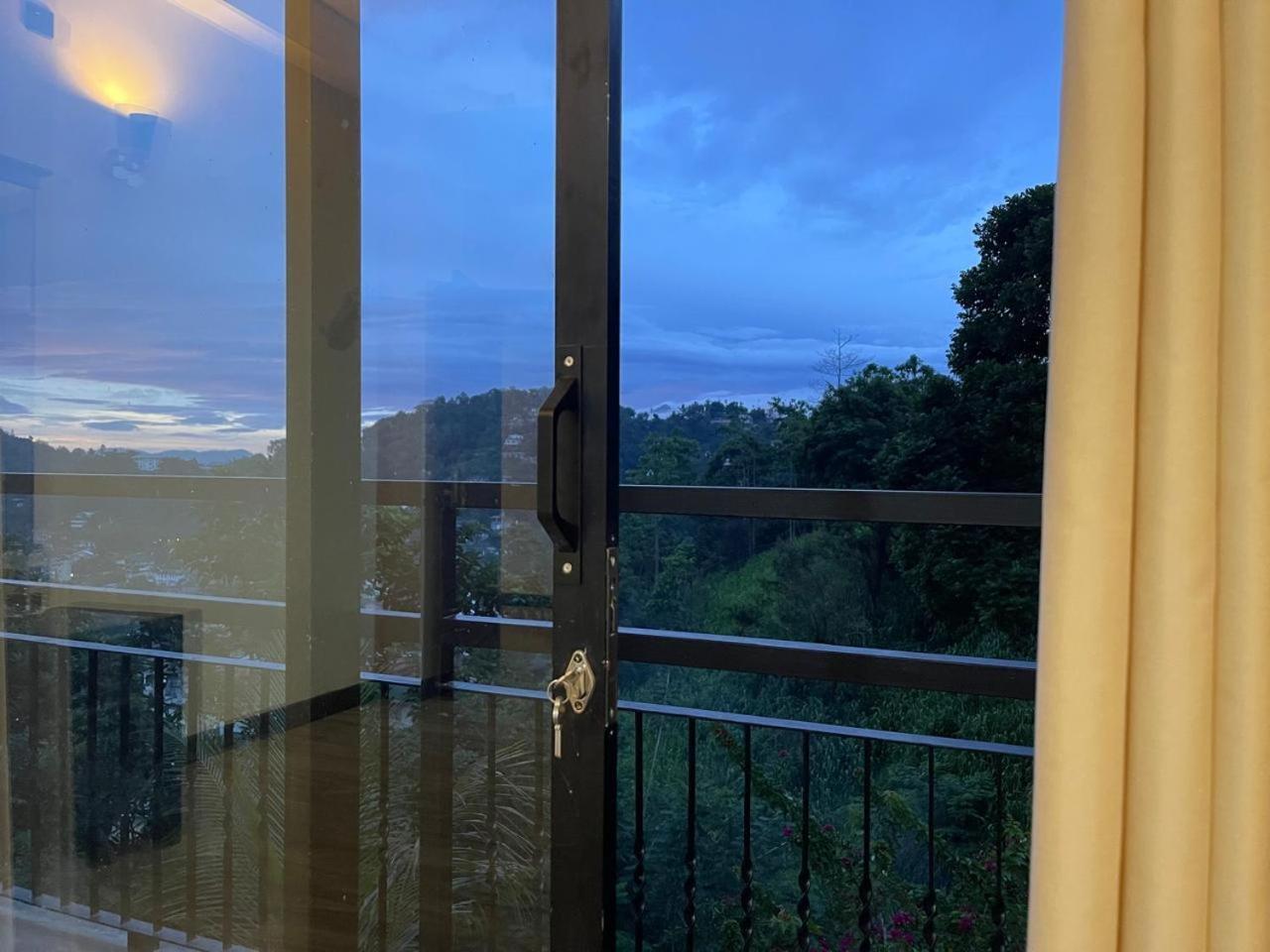 Lush Breeze Hotel Kandy Bagian luar foto