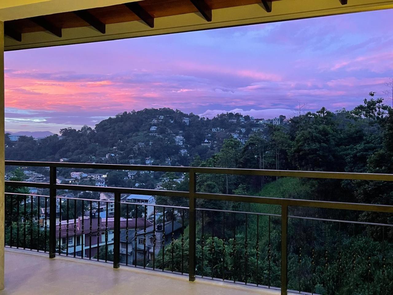 Lush Breeze Hotel Kandy Bagian luar foto