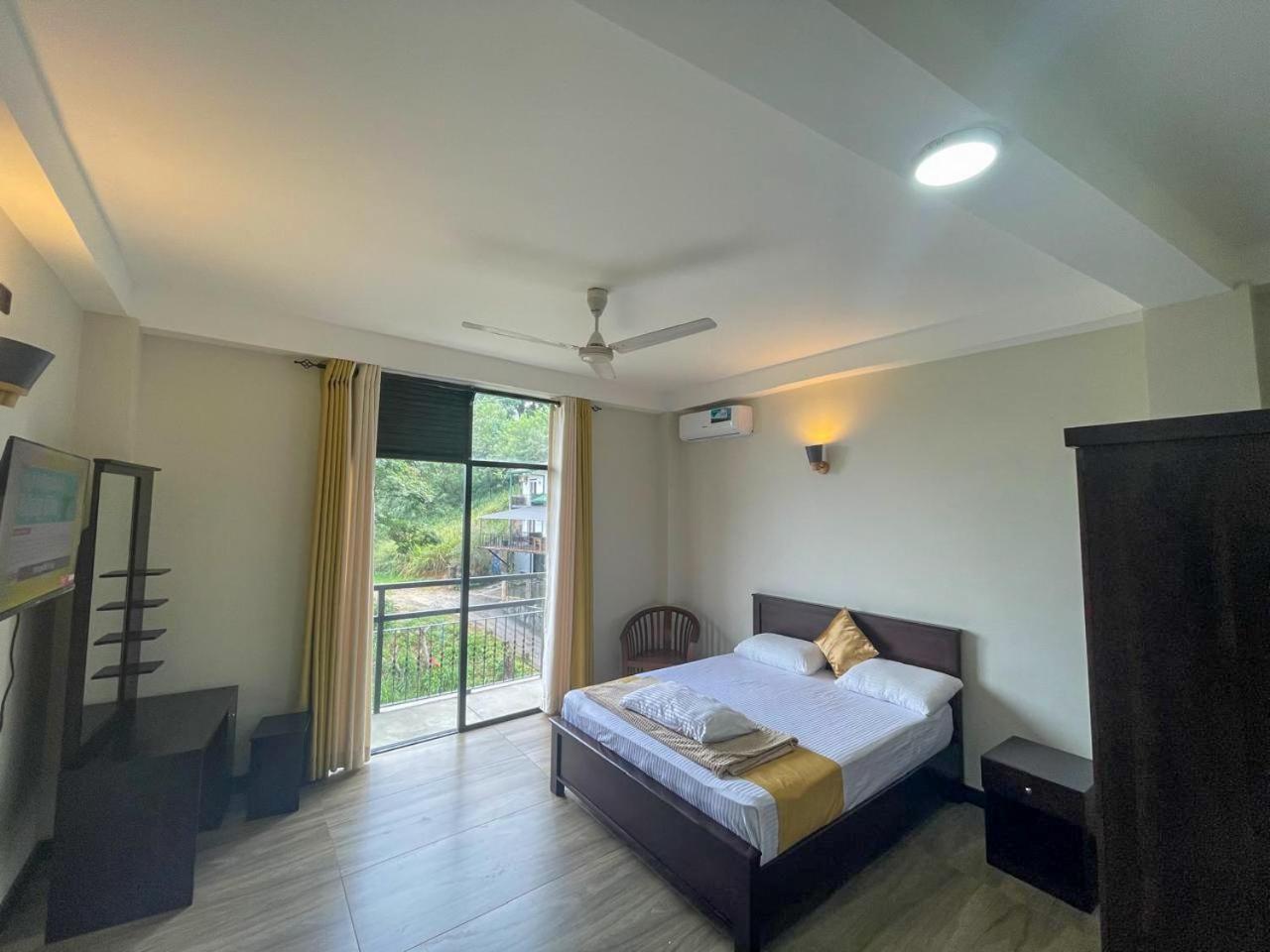 Lush Breeze Hotel Kandy Bagian luar foto